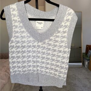 Abercrombie & Fitch Light Gray and White Houndstooth V-Neck Sweater Vest